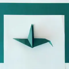 Zielony żuraw z papieru, jak zrobić góry z papieru. Proste origami.