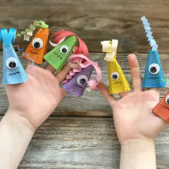 Kolorowe zabawki z recyklingu dla dzieci, wykonane z wytłoczek po jajkach, ozdabiają palce.