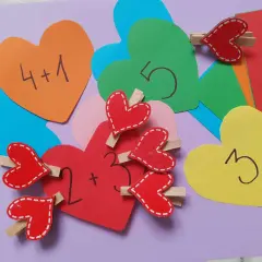 Kolorowe serca z matematycznymi zadaniami to świetna walentynka dla przedszkolaka.