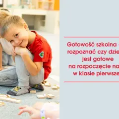 Uśmiechnięty chłopiec w czerwonej koszulce, otoczony klockami, symbolizuje gotowość szkolną. Czy Twoje dziecko jest gotowe na pierwszą klasę?