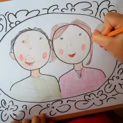 Dziecko kończy rysować portret mamy i taty w ozdobnej ramce. To piękny szablon rodzinny.