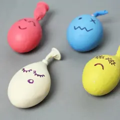 Kolorowe balony z narysowanymi buźkami – idealne, by pokazać, jak zrobić zabawki antystresowe.