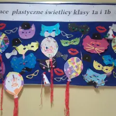 Kolorowe maski, balony i usta - to wszystko tworzy radosną atmosferę karnawału. Prace plastyczne świetlicy klas 1a i 1b.