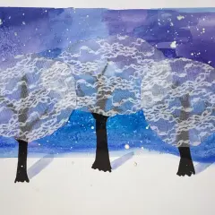 Zimowy las praca plastyczna farbami. Trzy drzewa z koronami z koronki na tle nocnego, gwieździstego nieba.