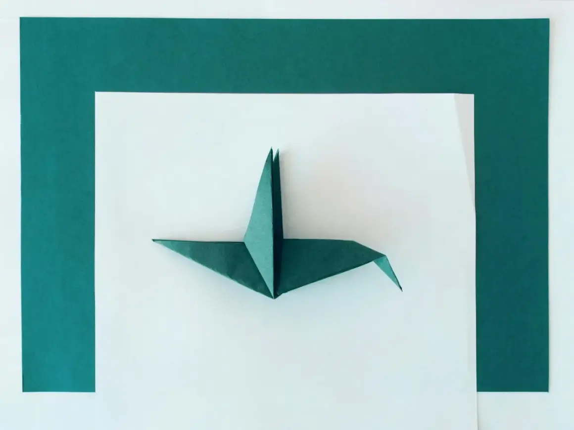 Zielony żuraw z papieru, jak zrobić góry z papieru. Proste origami.