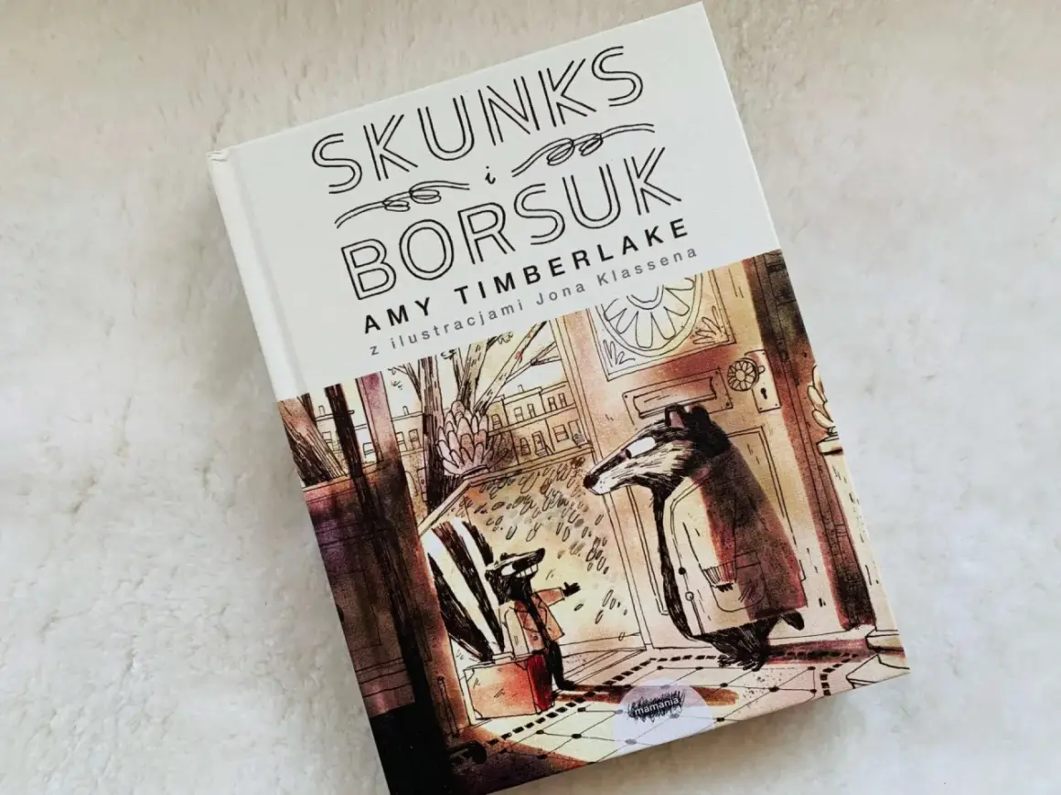 Skunks i Borsuk – idealne książki na dobranoc. Ilustracja przedstawia dwóch borsuków w płaszczach, jeden z walizką, gotowych na przygodę.