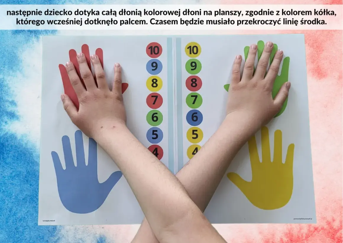 Dziecko dotyka dłonią kolorowych śladów na planszy, dopasowując je do cyfr. To ciekawe rysunki z kropek, które pomagają w nauce.