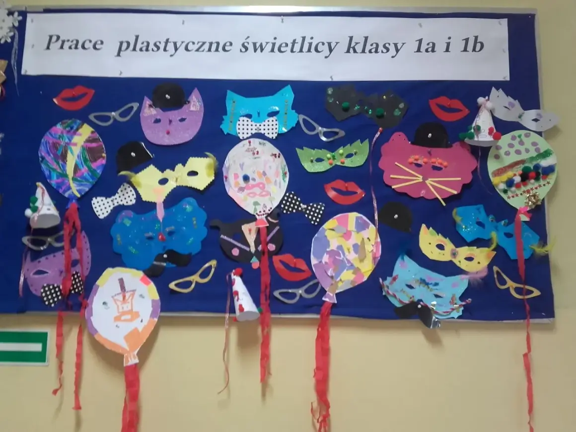 Kolorowe maski, balony i usta - to wszystko tworzy radosną atmosferę karnawału. Prace plastyczne świetlicy klas 1a i 1b.