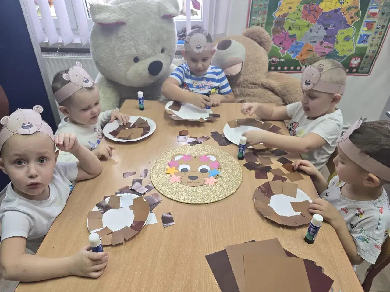 Dzieci tworzą misie na Dzień Misia. Pomysły na kreatywne zabawy z papieru i kleju.