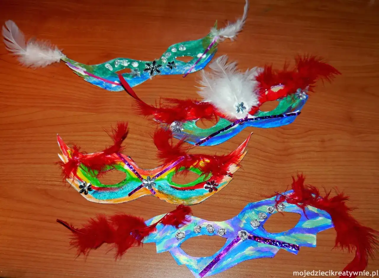 Kolorowe maski karnawałowe, ozdobione piórkami i brokatem, gotowe na bal przebierańców.