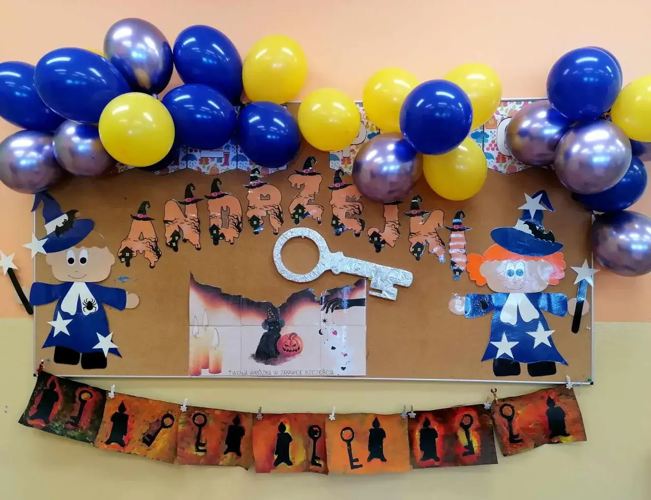Prace plastyczne na Andrzejki: kolorowe balony, wróżki i klucze do szczęścia.