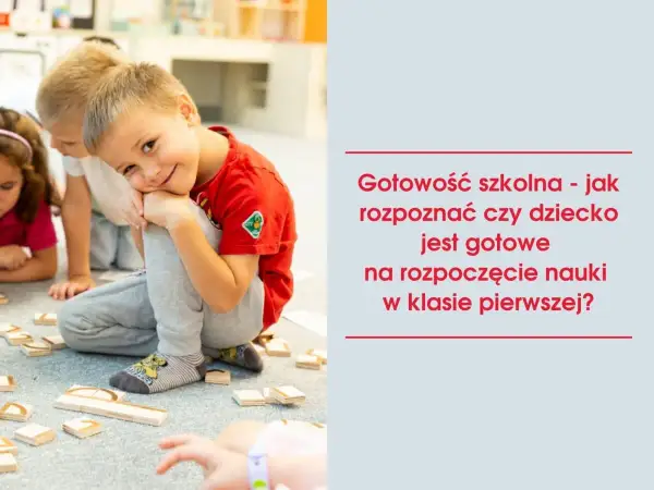 Uśmiechnięty chłopiec w czerwonej koszulce, otoczony klockami, symbolizuje gotowość szkolną. Czy Twoje dziecko jest gotowe na pierwszą klasę?